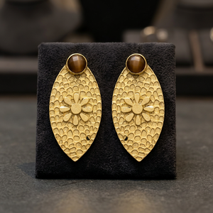 Nouvelles boucles d'oreilles pendantes ethniques texturées plaquées or avec feuille dorée et calcédoine marron, en alliage métallique précieux, faites à la main - Product Image 3