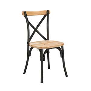Struttura in tubo metallico sedile in legno impilabile in stile semplice e sedia da pranzo con schienale per mensa