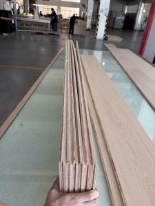 Parquet contrecollé en chêne rouge <span class=keywords><strong>blanchi</strong></span>, large planches, finition brillante, grade AB, brossé, idéal pour les zones côtières et résidentielles - Product Image 5