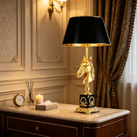 Lampe de table de luxe européenne en laiton avec tête de cheval, abat-jour en tissu noir, lampe de chevet/bureau dorée antique pour villa, chambre, hôtel, décoration intérieure