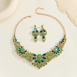 Conjunto de collar y pendientes de aleación chapados en oro con cristales verdes, de estilo exagerado y elegante, para mujer, para novias y fiestas de boda - Product Image 3