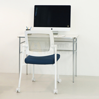 Chaise de bureau moderne Focus Mark avec dossier en maille et siège rembourré, choix de accoudoirs incurvés ou droits