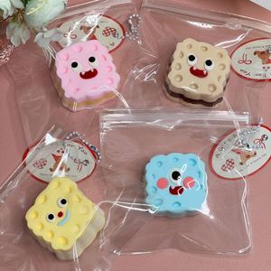 ของเล่นบิสกิตมอนสเตอร์บีบได้ ขนาด 5 ซม. ดีไซน์เหมือนจริง สร้างสรรค์ ให้ความรู้สึกเหมือนดินน้ำมันครีม ของขวัญคลายเครียดสำหรับเด็กและผู้ใหญ่ เพื่อความรู้สึกมีความสุข - Product Image 1