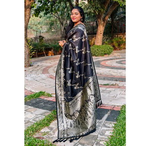 Saree en soie douce Banarasi noir tendance avec un design Jaal et un tissage Zari opulent pour un traditionnel audacieux et élégant - Product Image 4