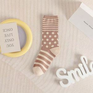 Calcetines de algodón a rayas y lunares para mujer, calcetines coreanos de media pantorrilla para primavera, otoño e invierno, tendencia coreana, lindos y versátiles - Product Image 5