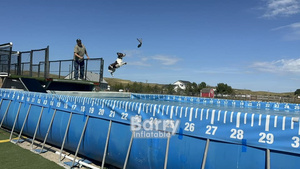 Perro de rescate volando alto <span class=keywords><strong>en</strong></span> deporte de buceo <span class=keywords><strong>en</strong></span> muelle Competición con muelle Perros con marco de metal de acero sobre el suelo piscina - Product Image 5