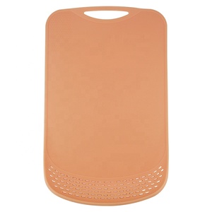 Planche à découper en plastique pour la cuisine, planche à découper avec fonction presse-ail et passoire - Product Image 1
