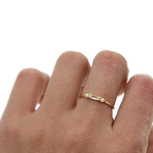 Anillo Delicado de Plata de Ley 925 con Tres Piedras Chapadas en Oro, Diseño Minimalista y Clásico para Mujer - Product Image 3