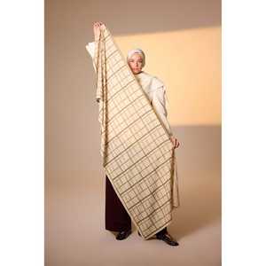 Écharpe en coton beige kaki à motif carré, légère et respirante, foulard ou étole imprimé, style floral pour les fêtes - Product Image 1