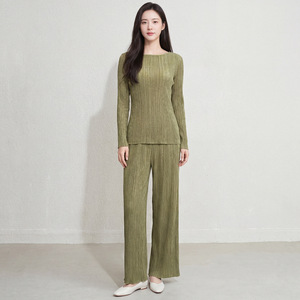 Conjunto Elegante de Dos Piezas con Pliegues, Top de Manga Larga con Textura, Pantalones Anchos, Estilo Coreano, Ecológico - Product Image 3