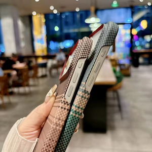 Thiết kế sang trọng trường hợp đối với điện thoại di động sợi <span class=keywords><strong>carbon</strong></span> bìa cho Iphone 17 Ari Pro Max Slim PC trường hợp từ tính với kim loại máy ảnh khung - Product Image 4