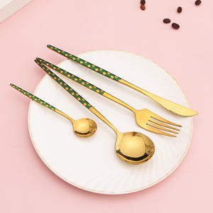 Juego de cubiertos dorados con diseño de lunares, con cuchillo, tenedor, cuchara y palillos de acero inoxidable para juegos de vajilla. - Product Image 1
