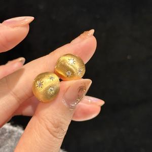 Boucles d'oreilles vintage en argent pur S925, étoiles brossées serties, luxe léger, style rétro français, industrie lourde, étoile en soie dorée - Product Image 4