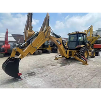 Chargeuse-pelleteuse CAT 420F 4x4, excavatrice hydraulique avec godet de chargement frontal et accessoire de terrassement arrière