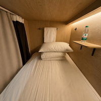Lit superposé moderne en bois massif avec rideau d'intimité et éclairage LED |   Hôtel, auberge, maison, dortoir, cabine de couchage à double étage