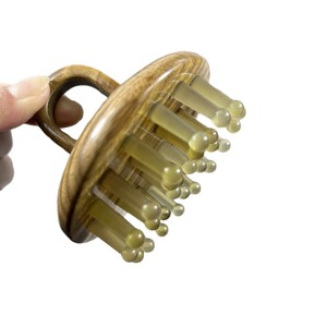 Cepillo para masaje del cuero cabelludo, peine de madera con 28 púas de cuerno de carnero para hombres, mujeres, adultos y niños - Product Image 1