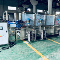 Industriële machine voor het aseptisch vullen van warme dranken in glazen en plastic flessen, 3-in-1 was-, vul- en afsluitmachine voor fruitdranken