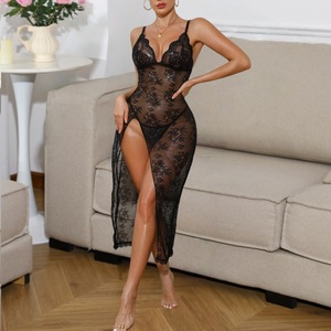 Ensemble de lingerie sexy de style européen et américain 2025 : Camisole en dentelle, robe de nuit longue transparente à ouverture latérale avec string - Product Image 1