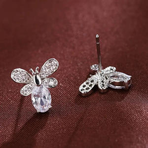 Eleganti orecchini a farfalla in oro bianco, argento 925, con cristalli e strass incastonati, design grazioso per l'uso quotidiano da parte delle donne. - Product Image 5