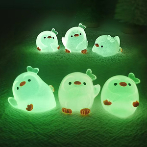 Adorabili Pinguini Natalizi Invernali in Resina Gelatinosa per Regali di Natale, Luminosi al Buio, Ideali come Bomboniere per Feste Natalizie - Product Image 3