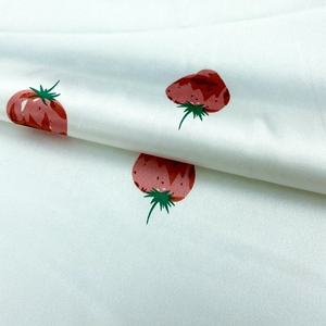 Sukun Strawberry Printed 3% Spandex 97% Poliéster Tela de satén de seda para niños Pijamas - Product Image 1
