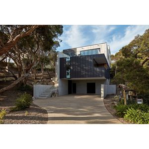 Villa moderna con estructura de hormigón, resistente a vientos de más de 121 mph, ideal para la vida costera. - Product Image 1