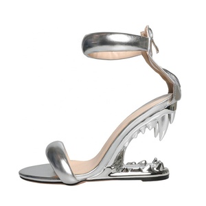 Sandales à talon compensé haut pour femme avec bride cheville, talons à forme dentée originale, bout carré ouvert, style mules - Product Image 3