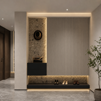 Meuble d'entrée de luxe sur mesure avec rangement intégré moderne, cloison à panneaux cannelés et éclairage LED pour villa