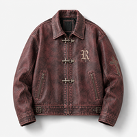 Blouson universitaire OEM en cuir craquelé bordeaux pour homme, avec boucle à crochet métallique, broderie gothique, style motard et de course