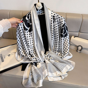 Vendita calda in bianco e <span class=keywords><strong>nero</strong></span> motivo a punti di <span class=keywords><strong>seta</strong></span> sciarpe per la testa da donna in <span class=keywords><strong>seta</strong></span> leggera sciarpa da spiaggia in poliestere scialli da spiaggia - Product Image 6