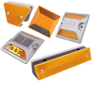 للبيع بالجملة مسمار من الألومنيوم المصبوب العاكسة ذو الوجهين مربع برودينغ صولب شمسي مسمار من الألومنيوم - Product Image 1