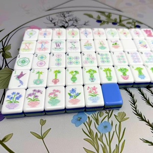 Fichas de Mahjong Americanas de Acrílico Moderno de Cuatro Capas con Patrón Grabado con Láser Azul Fresco para Entretenimiento y Uso en la Luz de la Luna - Product Image 2