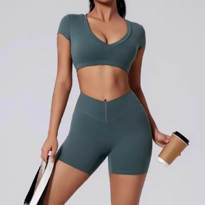 Conjunto de Yoga Personalizado para Mujer: Top Corto de Manga Corta con Cuello en V Profundo y Espalda Descubierta, y Pantalones Cortos Elásticos con Cintura en V - Product Image 3