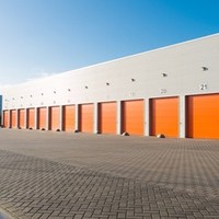 Atelier préfabriqué en structure métallique, toit et parois en tôle colorée, abri de voiture en métal, abri de stationnement extérieur sur mesure