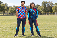 Ensemble personnalisé pour le personnel de football avec polo, veste zippée intégrale et pantalon d'entraînement, graphiques d'équipe et noms individuels pour les commandes de clubs