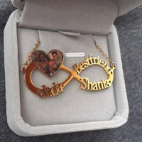 Collier personnalisé en acier inoxydable plaqué or avec chaîne, motif cœur et symbole infini, pour couple, avec nom et photo