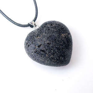 Collar con colgante de piedra volcánica negra, en forma de corazón, fabricante mayorista de joyería Chul. - Product Image 3