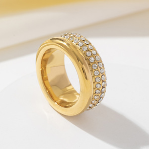 Anillos de oro de 14 quilates gruesos de acero inoxidable con circonita cúbica dorada redonda de diseño clásico - Product Image 3