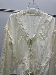 Blusa Elegante de Manga Larga para Mujer, Cuello en V, Color Sólido, Ajustada, con Bordado Calado y Encaje, Estilo Casual - Product Image 3