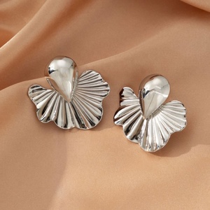 Pendientes de tuerca de metal irregular chapados en oro, estilo punk, con diseño de concha y hoja de loto, exagerados y de moda, para mujer, joyería de fiesta al por mayor - Product Image 4