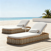 Chaise longue contemporaine en rotin tressé pour l'extérieur avec coussin moelleux pour villa, restaurant, piscine, jardin, plage, terrasse