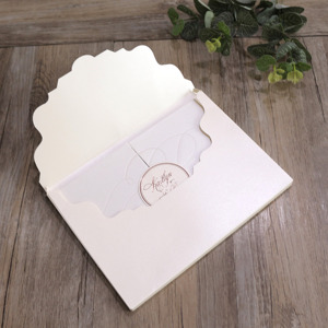 Impresiona a tus Invitados con una Invitación Personalizada en Formato de Folleto de Tapa Dura con Solapa Blanca, Detalles en Dorado y Forro de Terciopelo Rojo Borgoña - Product Image 3