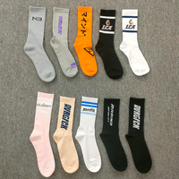 Chaussettes en coton pour hommes personnalisées, design tendance avec impression de texte amusant, chaussettes en jacquard avec lettres