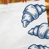 Bolsas de Papel Blancas al por Mayor con Asas Trenzadas Rojas y Diseños de Croissants Azules para Empaque General de Panadería y Cafetería