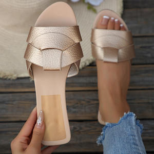 Sandalias de mujer de estilo nuevo para el verano 2025, con punta cuadrada, tiras cruzadas, planas, sin cordones, suela de goma, sencillas, para uso exterior. - Product Image 4
