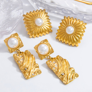 Boucles d'oreilles clous en perles dorées avec design géométrique pendantes pour bijoux de mode de soirée - Product Image 1