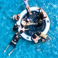 Hamac aquatique gonflable de qualité marine à faible MOQ, protection solaire UPF50+, auvent UV amovible, en PVC écologique, maille rafraîchissante, gonflage rapide