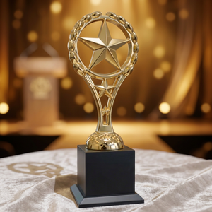 Trofeo Portátil de Metal Fundido a Presión con Diseño de Estrella, Bañado en Oro, con Base Negra Grabada para Deportes y Juegos - Product Image 1