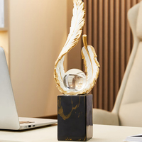 Artisanat d'art en résine personnalisé Décoration de table intérieure de luxe Accent de plumes d'or avec boule de cristal sur base en marbre