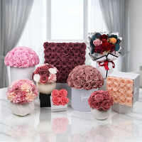 Bouquet de roses stabilisées et préservées avec logo personnalisé dans une boîte ronde, carrée ou en forme de cœur, avec vase en céramique de porcelaine